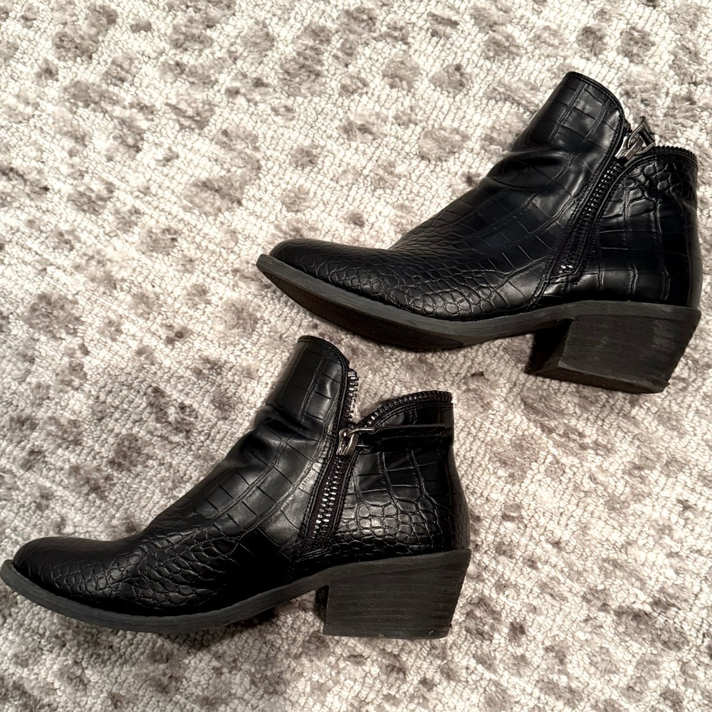 Very G black faux alligator skin ankle boots 9.5